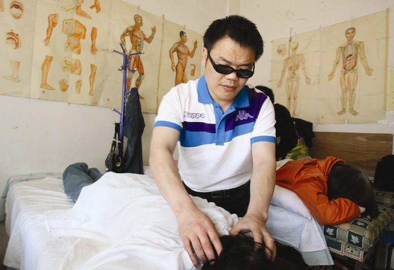 《俺的段子之一：按摩》
出差京城，正局级师兄请俺吃饭。两人喝了一瓶“二锅头”后，