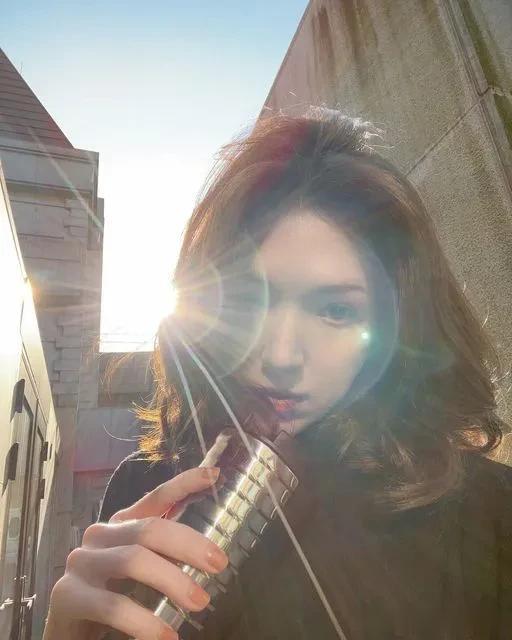 邱泽老婆许玮甯分享了自拍，肤色好的叫人羡慕。
