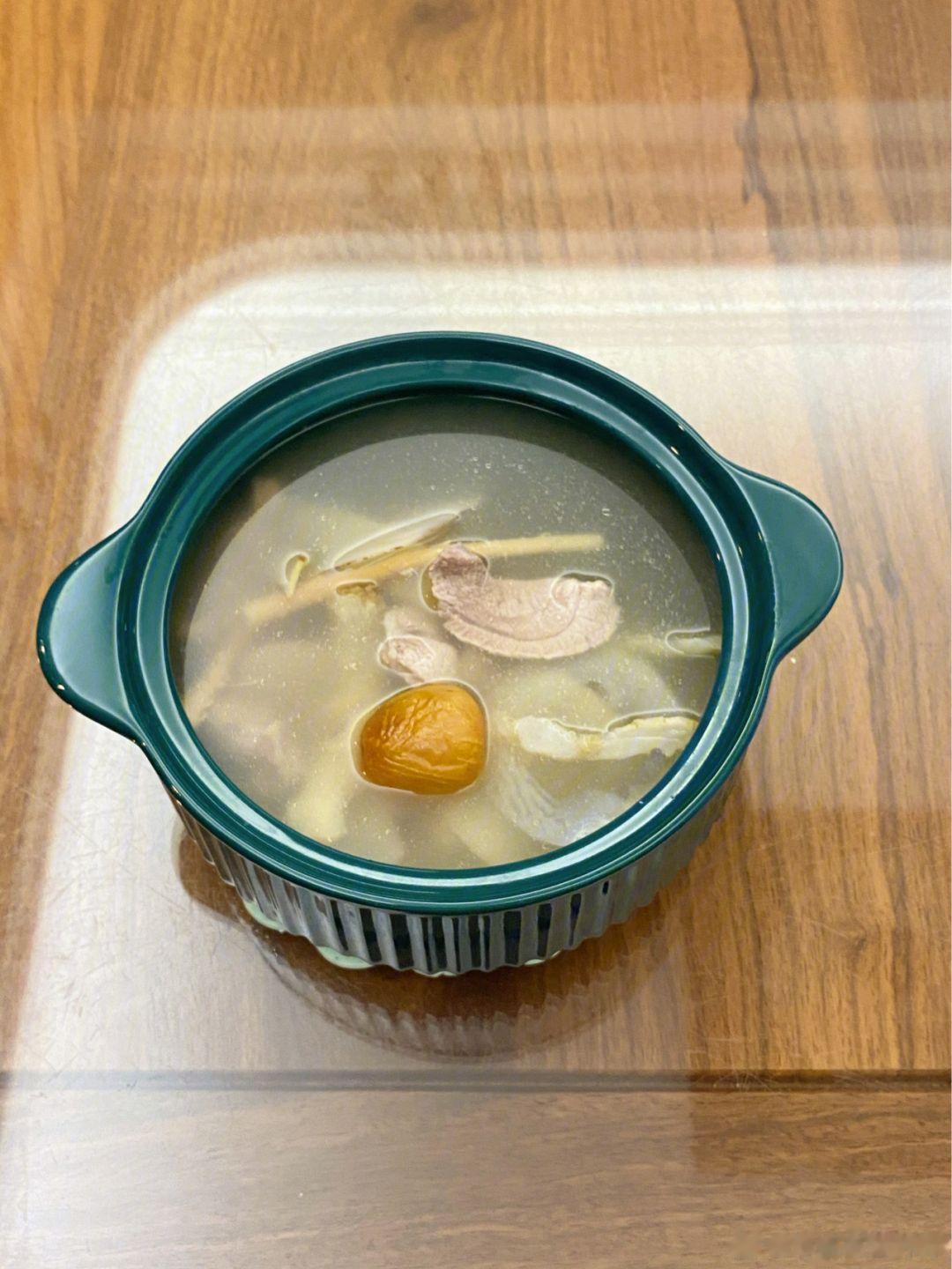 沙参玉竹汤——防治过敏制法：北沙参、玉竹各20克，麦冬15克，陈皮10克，薄盖灵