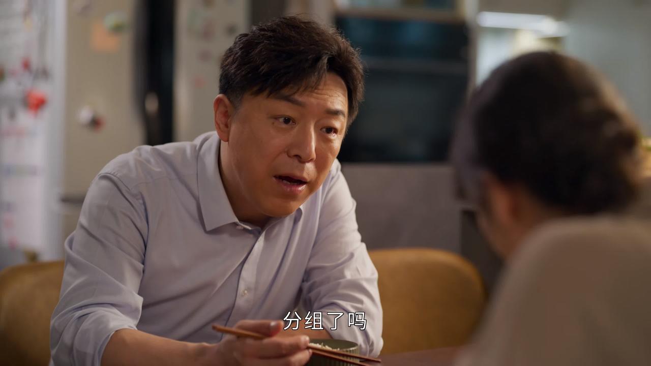 听做保险的老婆要发朋友圈，丈夫问：你分组了吗？妻子不解：分组，分什么组啊？丈夫说