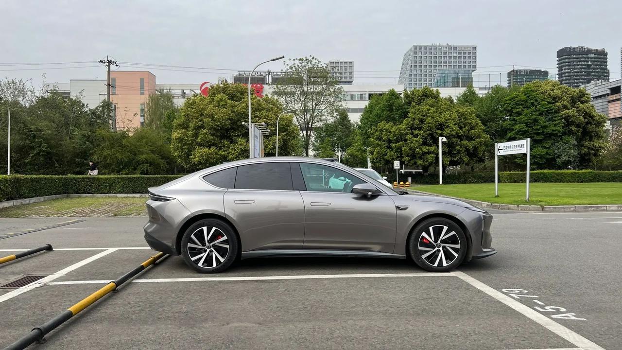 ET5手动改轮毂，效果太哇塞！
今天在停车场看到一台ET5，贴了个金属质感的改色