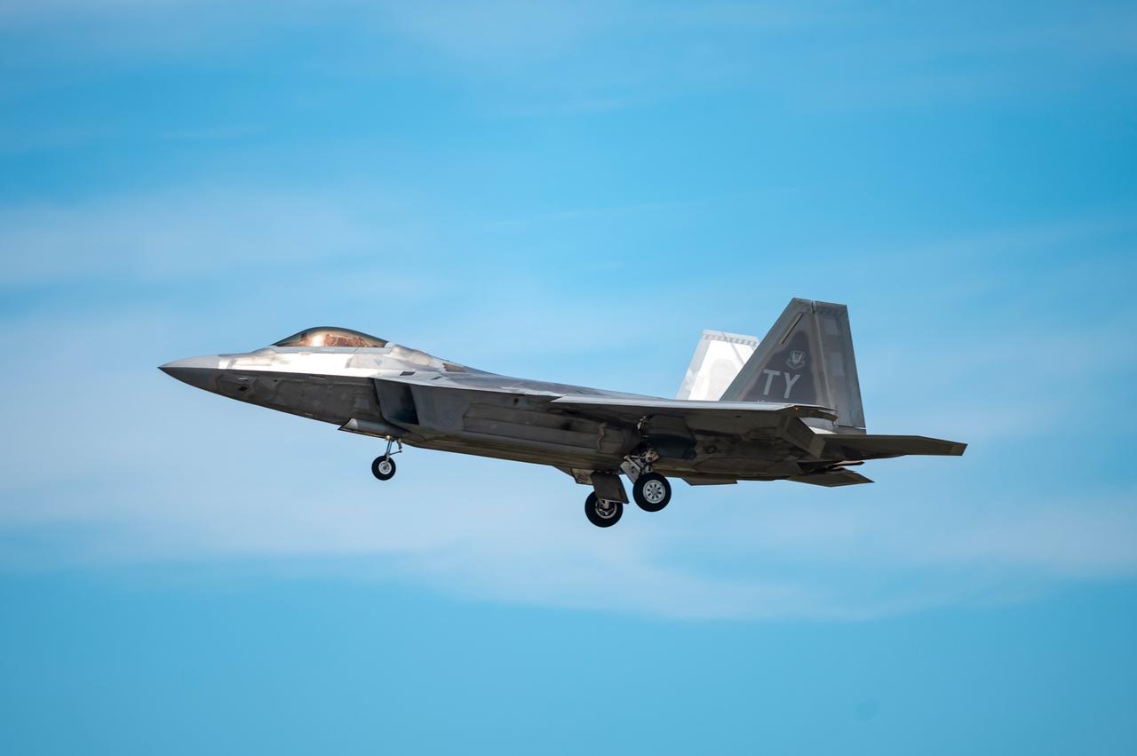 组图：美国空军组织学员驾驶F-22进行飞行训练