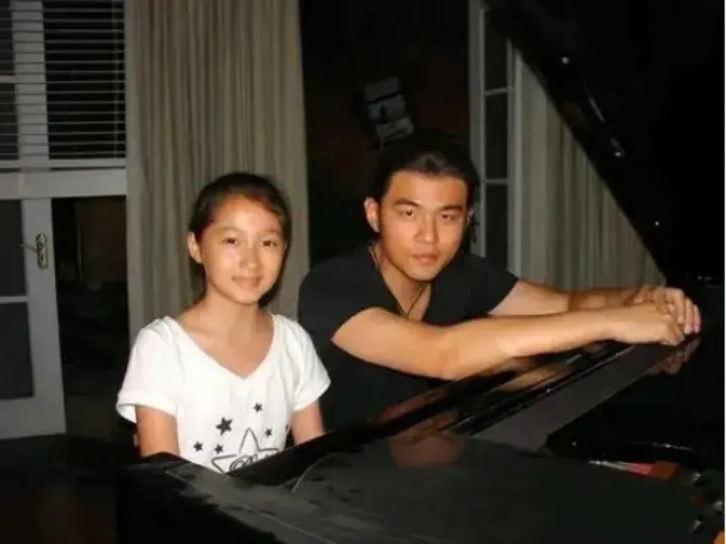 周杰伦竟然做过关晓彤的钢琴老师。这是一张关晓彤小时候和周杰伦的合影，那时候的周杰