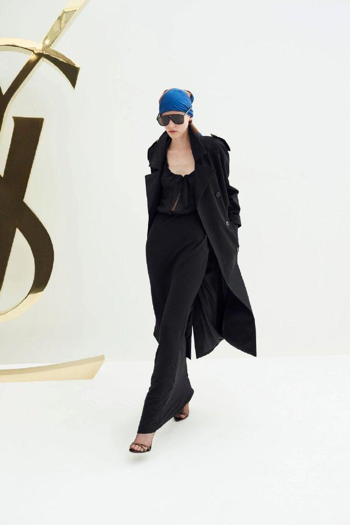 Saint Laurent Resort 2023 /，冷艳与柔情并存。
很喜欢
