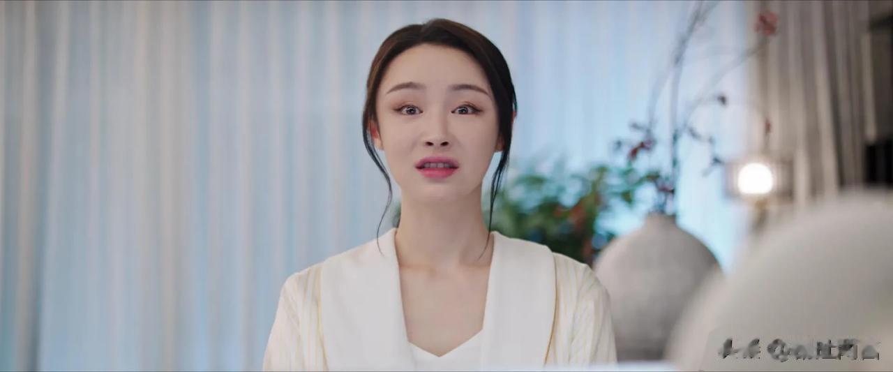 《今日宜加油》披着情景喜剧的外衣，说透了职场女性的困境。本职工作优秀还不算完美，