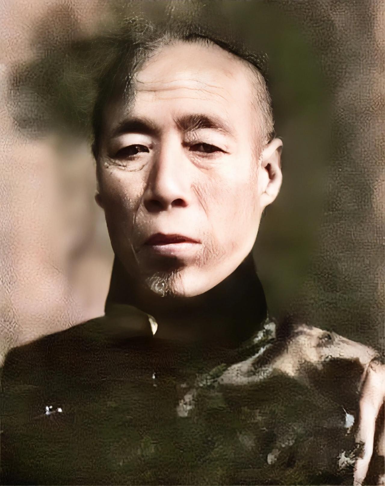 清末时期的大太监李莲英的上色照，满脸横肉，面露阴险，却被慈禧宠了50多年。
据说