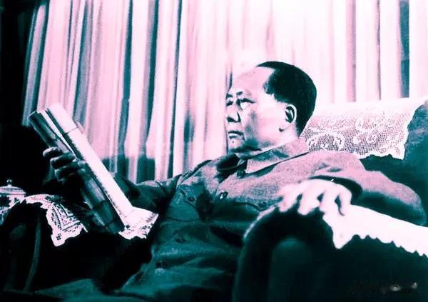 毛主席一手握书，一手扶椅，眼神深邃而坚毅，真正的“统帅何须言军马?胸中自有百万兵