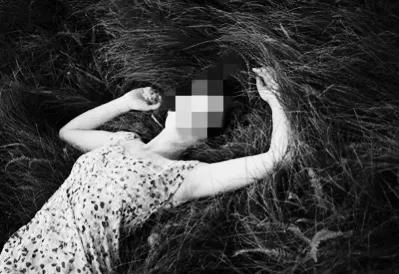 一名女子在荒郊野外被发现已经失去了呼吸，警方怀疑她是被人杀害的，现场是一个荒无人