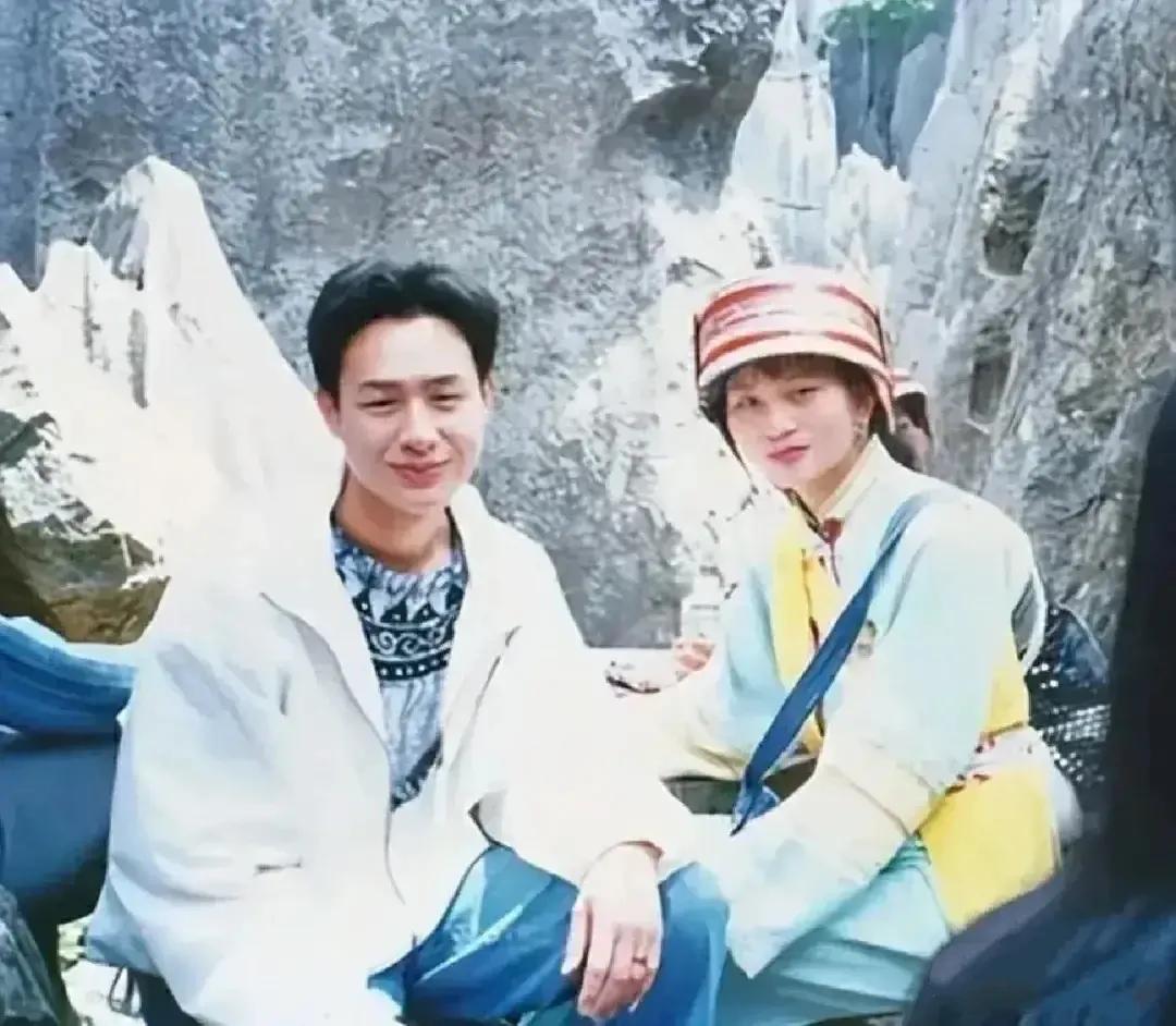 上世纪90年代的张颂文，那时候的他还不是卖鱼的高启强，是一个月薪2万的导游。
上