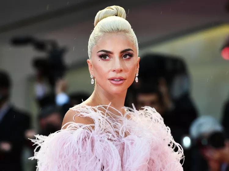 Lady Gaga正面临着2021年2月她的两只狗被盗，导致她的遛狗人被枪杀并受
