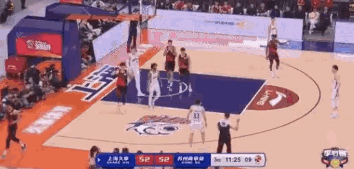 离了大谱！1分钟遭上海10-0！江苏诡异4失误+李楠不叫暂停。

比赛进行到还剩