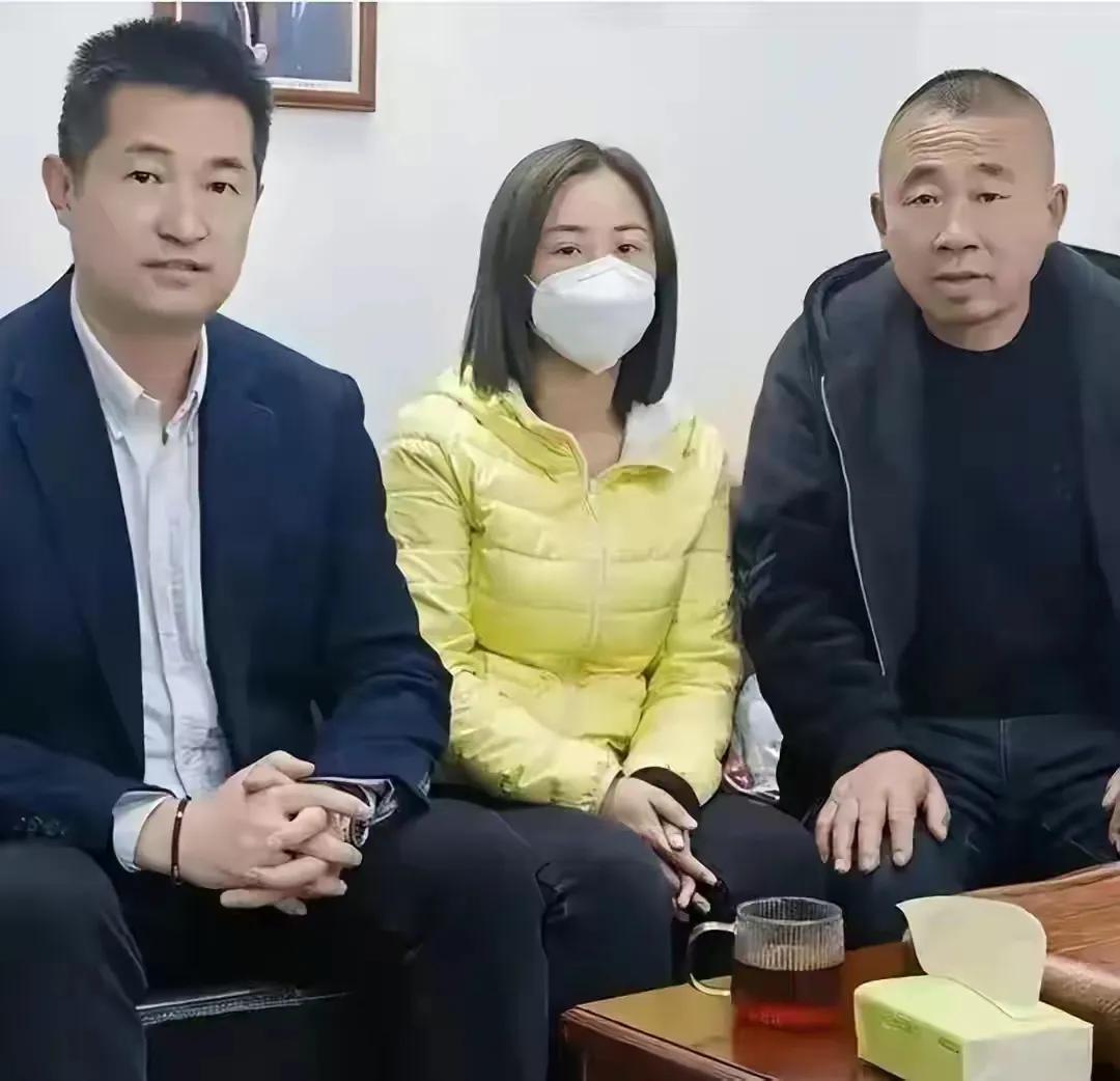 唐山被打女孩罕见露面，专程和父亲给律师送锦旗，患重度抑郁晚上难入睡！

近日，唐