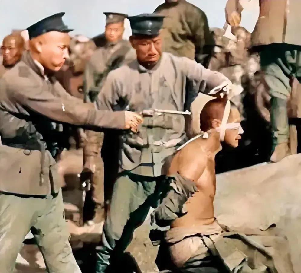 1920年的天津郊外，处决犯人的场景，犯人头上绑着布袋，手枪抵在后脑勺上，场面很