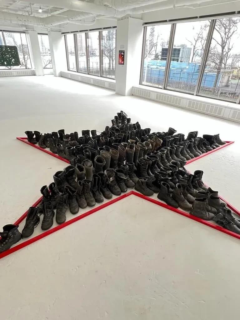 罪行累累、令人发指！由数十双阵亡俄军鞋子组成的特殊图案，收集而来的俄军制服、车牌