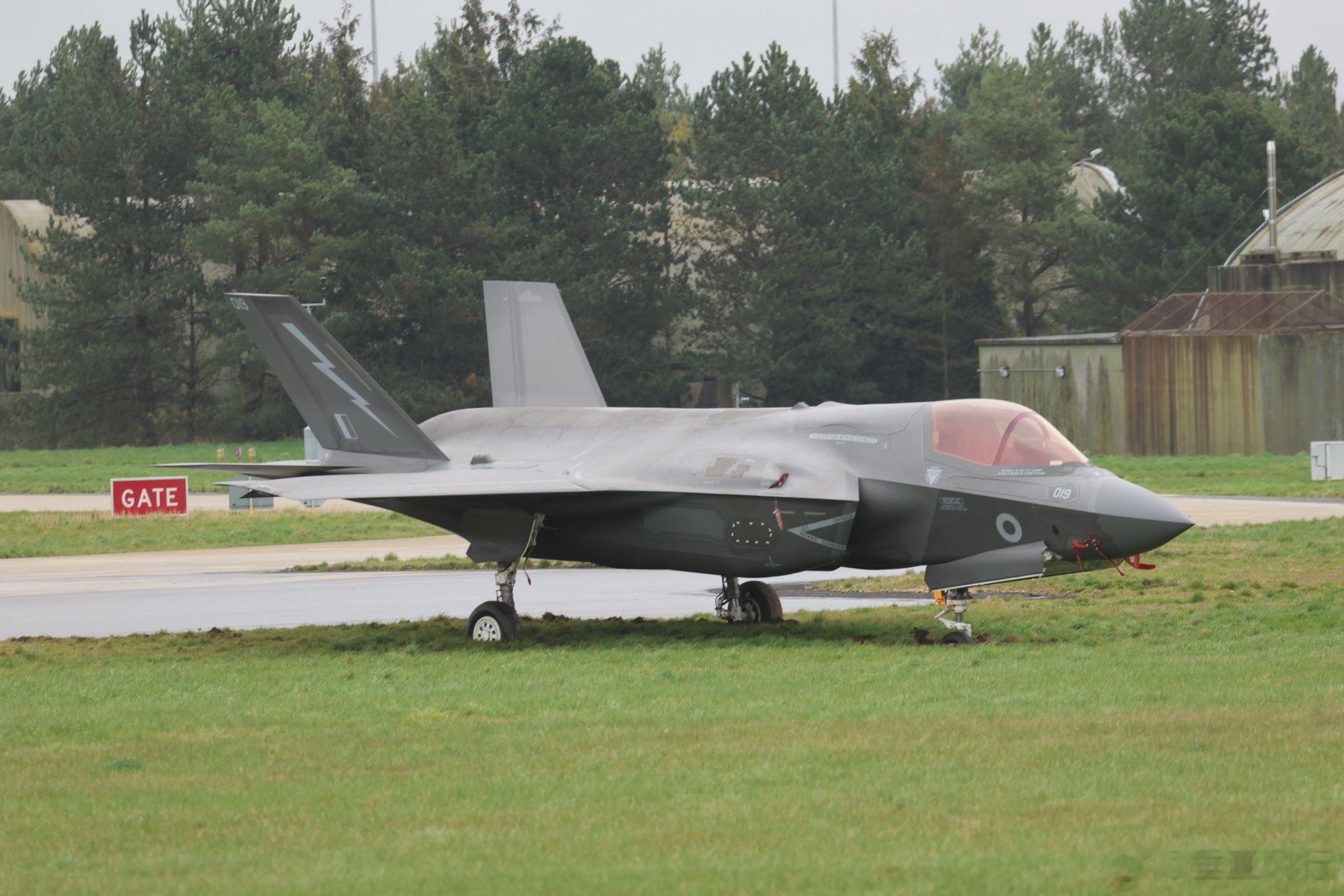 英国空军F-35在马勒姆基地冲出跑道#航空[超话]##武器装备[超话]# ​​​