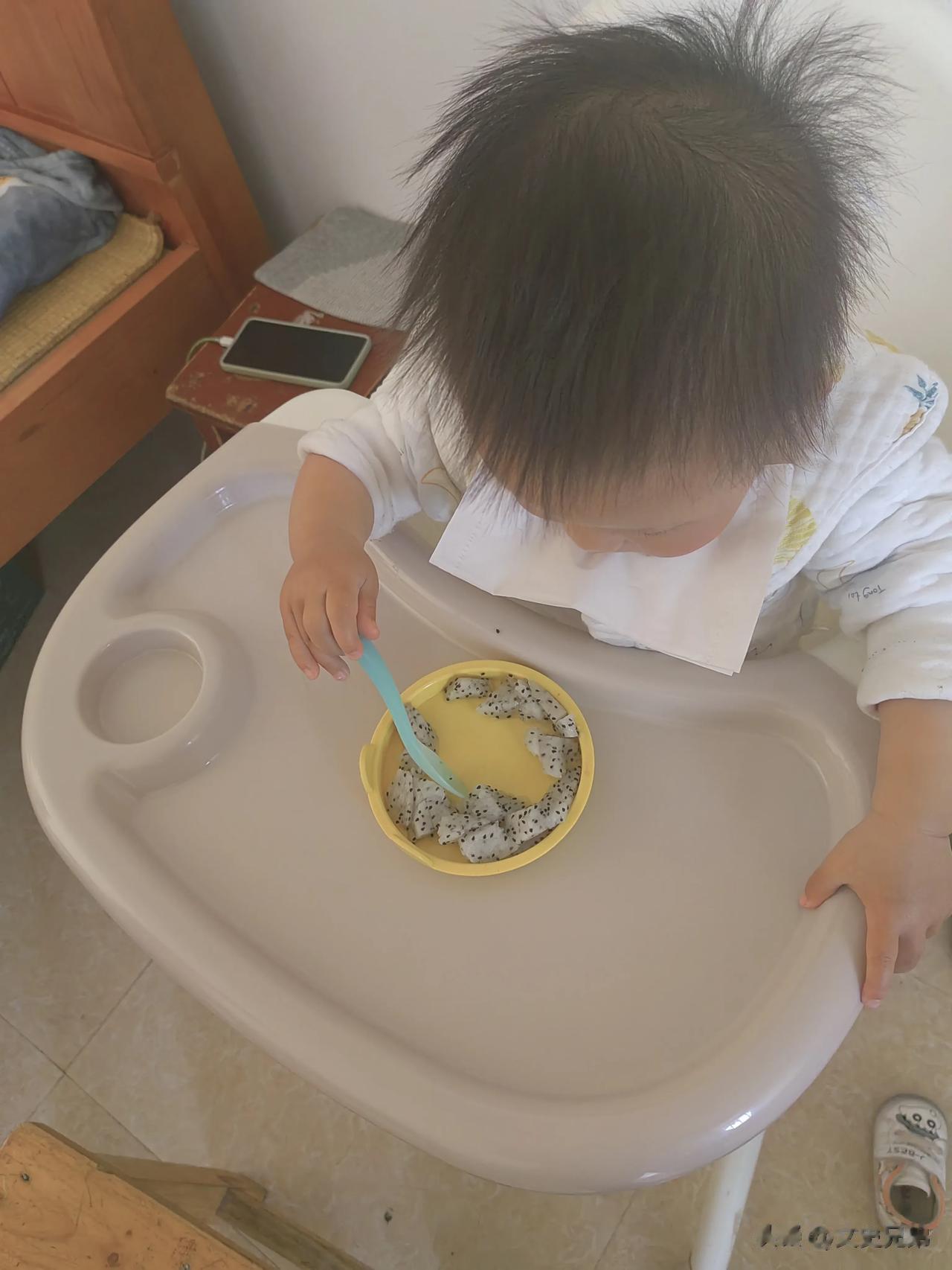  
小宝贝会自己动手吃火龙果啦。
今天她快十六个月了，我们担心她自己不会吃饭。
