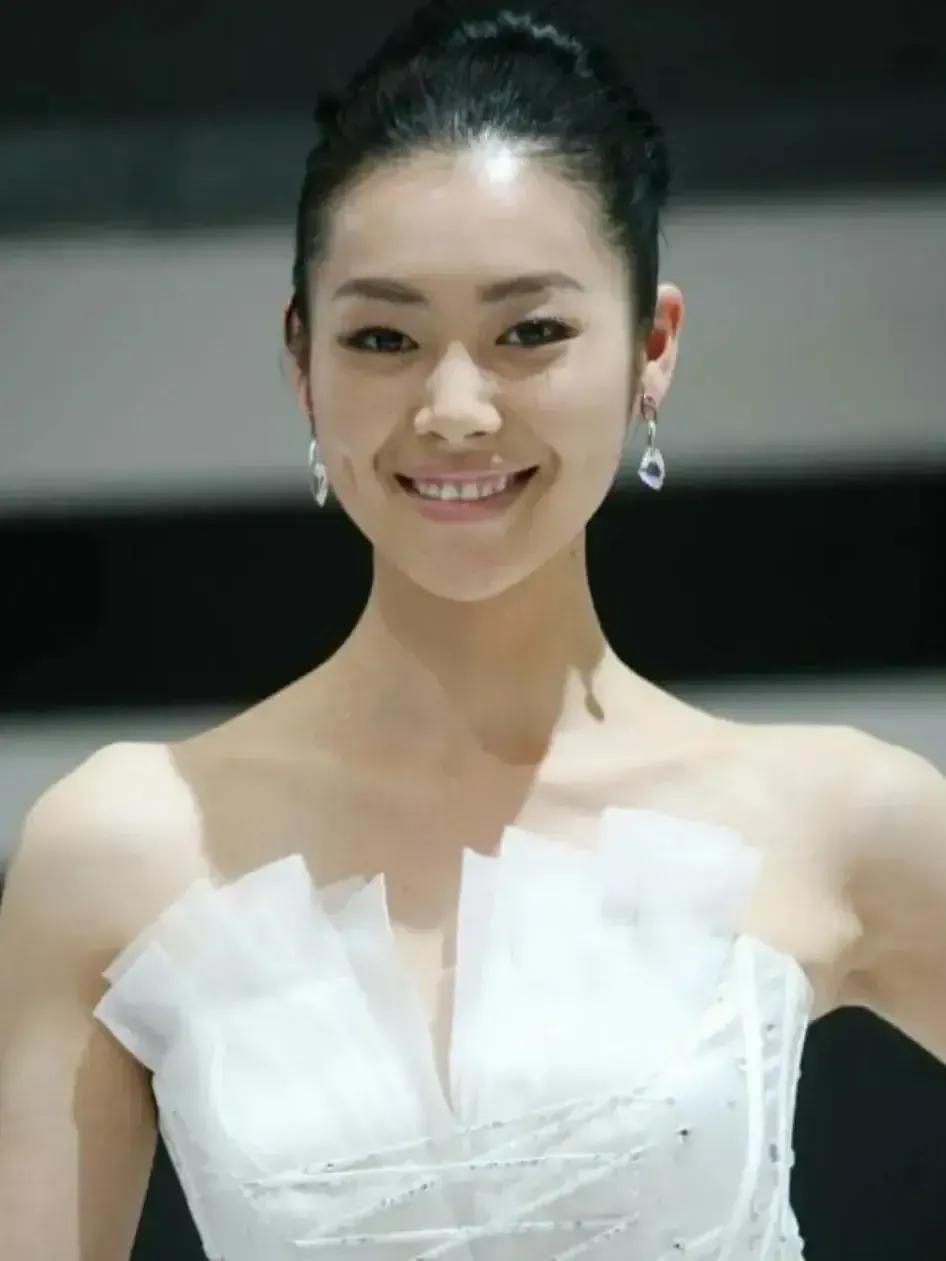 刘雯经历了什么？从邻家女孩变成了行走的衣架子，以前胶原蛋白满满好漂亮，现在脸颊凹