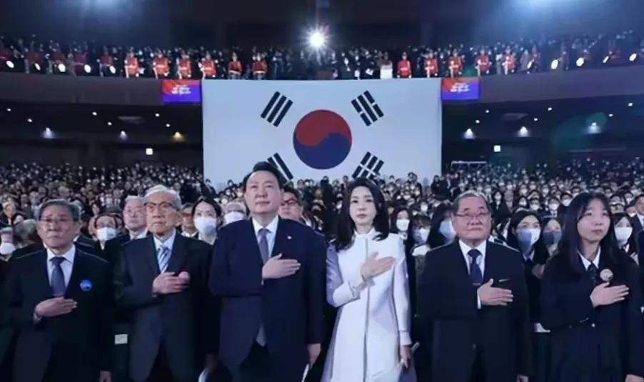 尹锡悦跪舔日本

3月1日，韩国总统尹锡悦出席在首尔举行的“三一”独立运动104