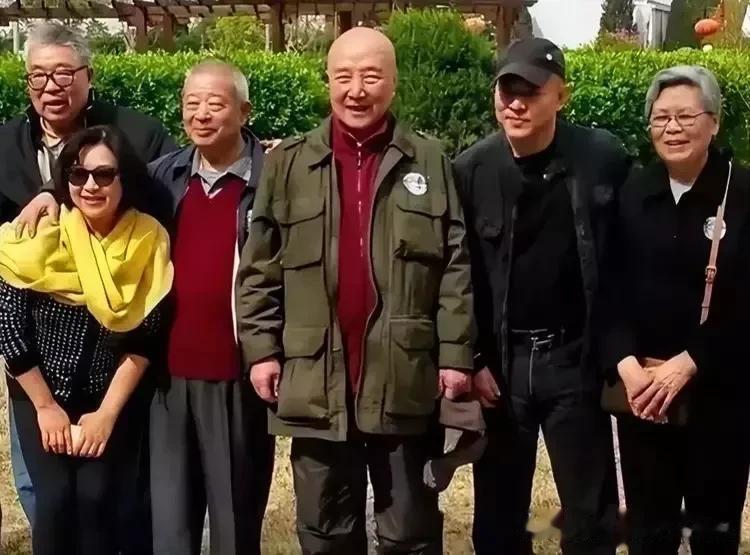 这是李连杰和前妻黄秋燕离婚25年后的合影，他们拍照时没有站在一起，黄秋燕站着的姿