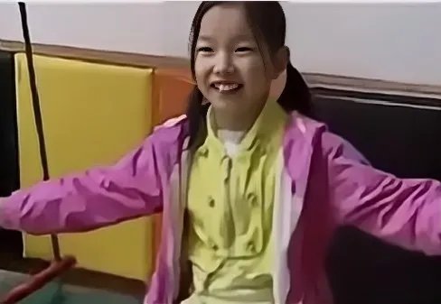 “心脏去哪了？”2006年，湖北一11岁小女孩意外晕倒，送到医院就诊时，医生惊讶