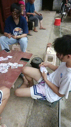 几个人全都不敢抬头，看到对方的样子会笑死的吧[笑哭]
