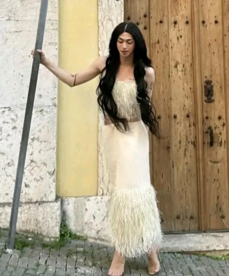 这竟然是庾澄庆和伊能静的儿子！
不注意看还以为是一个女孩呢！
他妈妈心里该是有多