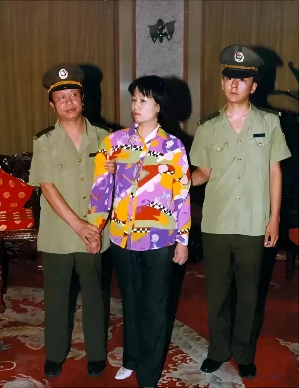 2000年，公职人员刘艺霞与丈夫李少洋，双双被执行死刑，震惊了社会！他们才30多