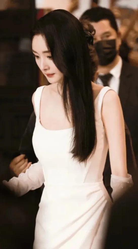 杨幂每次出席活动，都会给大家带来不一样的惊喜，每次的妆容和衣品都是那么惊艳无比！