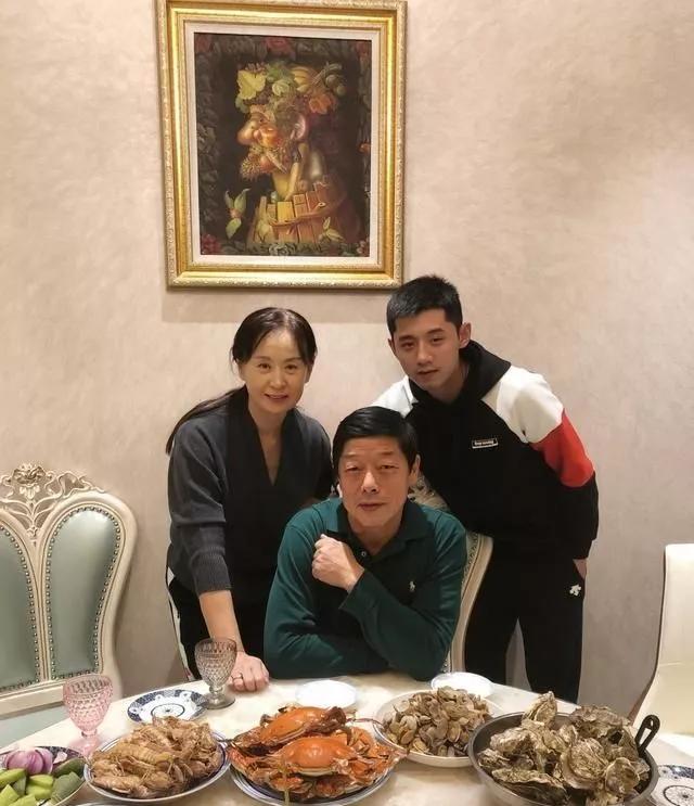 张继科和父母在家吃海鲜家宴，父亲坐在C位，张继科和母亲亲切得搭在父亲的肩膀上，气