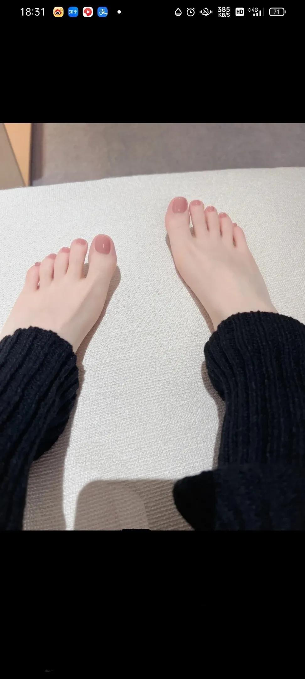 给女生一个建议:不要穿高跟鞋对脚不好，穿高跟鞋时间久了脚容易变形，由于高跟鞋比较