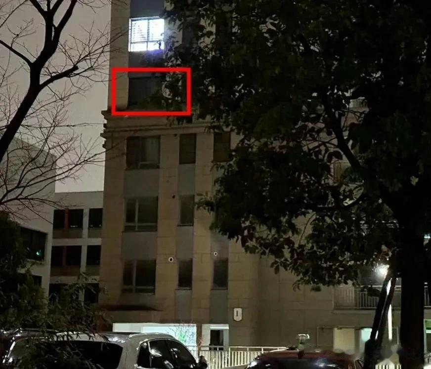 在苏州姑苏区，女子将丈夫杀害后，将其藏尸在家中的冰柜15个月。

在这期间还利用