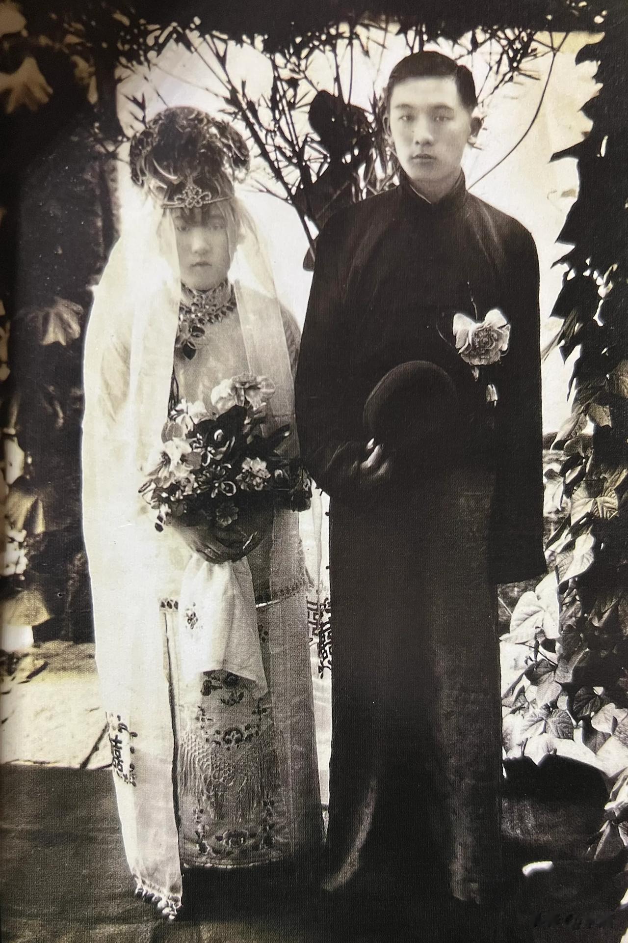 下图是民国包办式婚姻和自由恋爱式婚姻的婚纱照对比，左边的新郎新娘，一看就是全无感