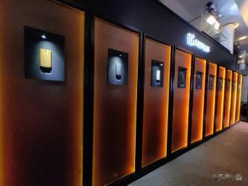 「一加 11 木星岩限定版」现场上手图来了，不得不说这手感是真润啊！ 