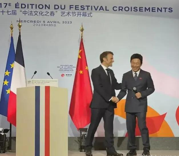 黄渤在国内又火一把，在法国也上了热门。
法国总统马克龙在我国访问期间，出席第十七