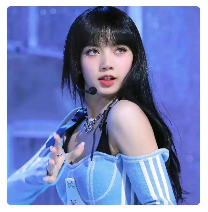 周星驰登上热搜
4月16日，退隐娱乐圈多年的周星驰罕见的登上热搜，这次不是因为带