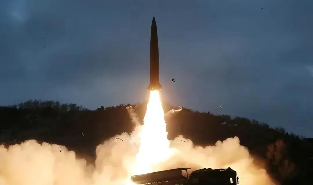 日本记者把美国的底给抖搂了！
老拜不是去一趟乌克兰吗？美国宣布我们通知俄罗斯了，