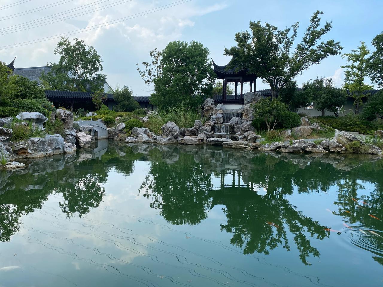 阳澄湖服务区，集江南秀色美食与一身，如今还可以体验高科技新车，实属沪宁途中不可错