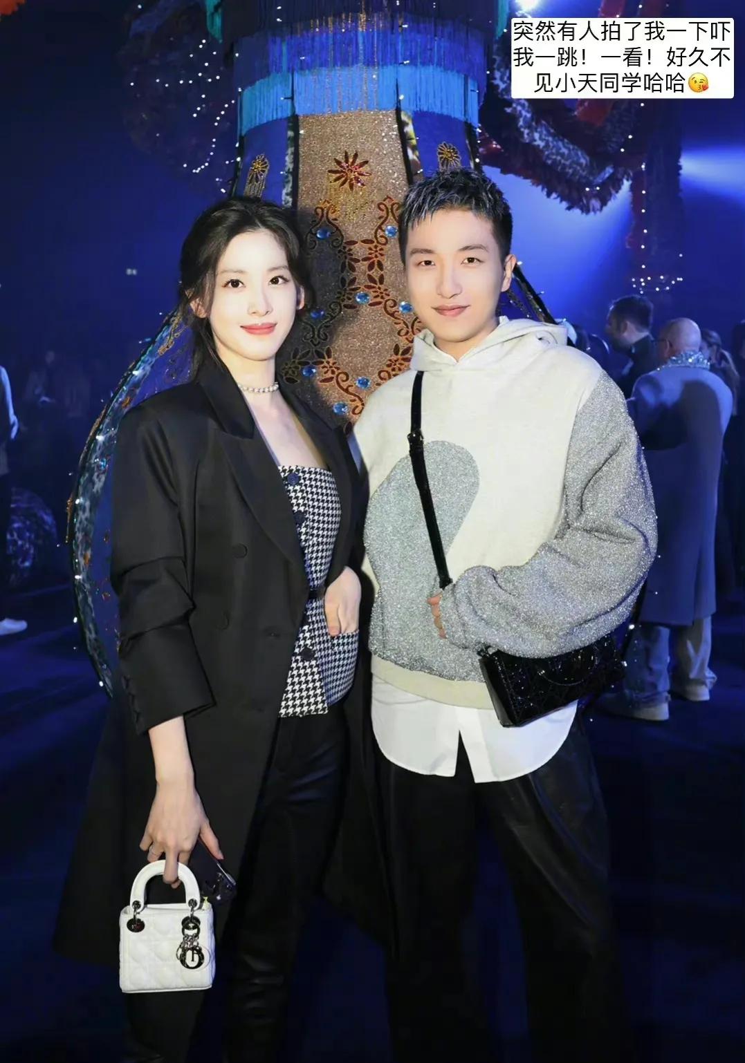 章泽天巴黎看秀，与男友人亲密合影，生完二胎的奶茶妹妹，身材已经恢复到了最佳状态，