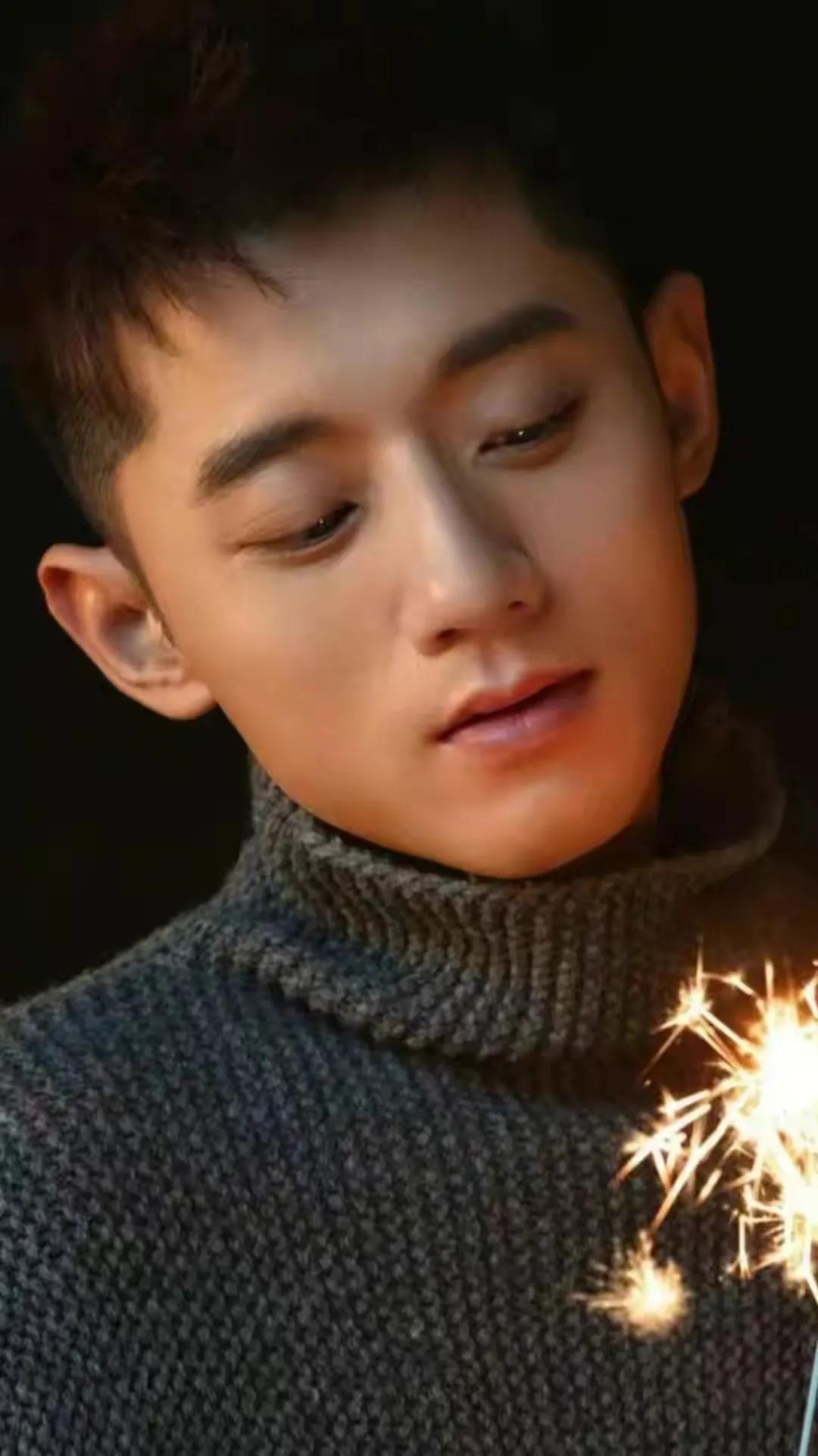 张继科被曝欠巨额赌债，抵押景甜的私密照？

这个爆料人比较熟悉张继科，圈内知情人