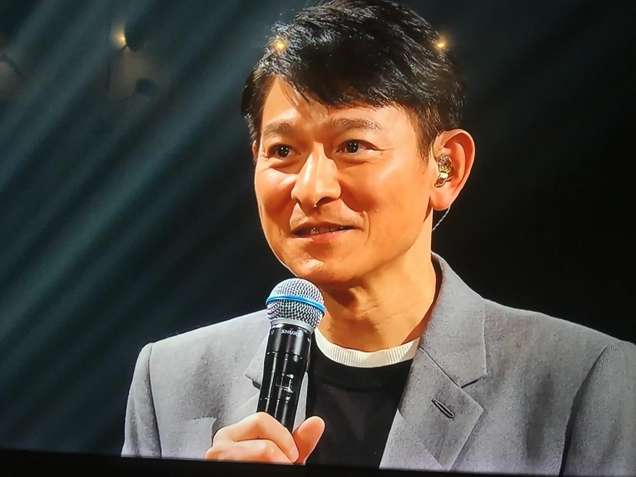 刘德华老了，嗓子哑了，面容沧桑了，未来不知道还能唱多久。一代人的偶像，一代人的记
