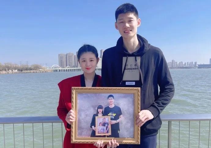 胡金秋晒妻子合照 发布时间和内容有心了

北京时间4月4日，广厦男篮球员胡金秋更