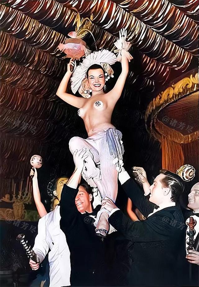 1950年，美国，一家马戏团的性感舞娘正在以“众星捧月”的方式出场，镜头中的她戴