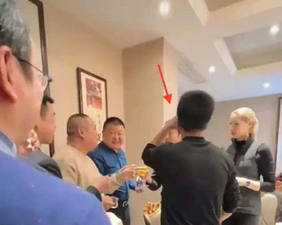 撒贝宁春节期间带着娇妻聚会，妻子李白一身黑装也藏不住好身材，比撒贝宁高半头。

