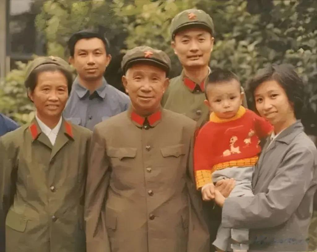 上世纪80年代粟裕将军的全家福，昔日的“战神”粟裕，头发也全部泛白。这张团体合影