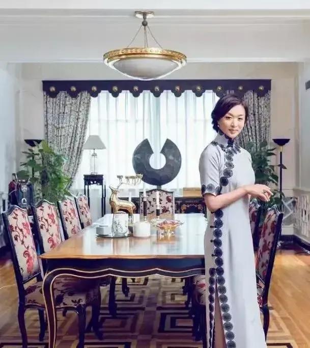 据说这是金星家的豪宅，装饰奢华贵气，富丽堂皇，仿佛置身宫殿一样，真让人羡慕。
金