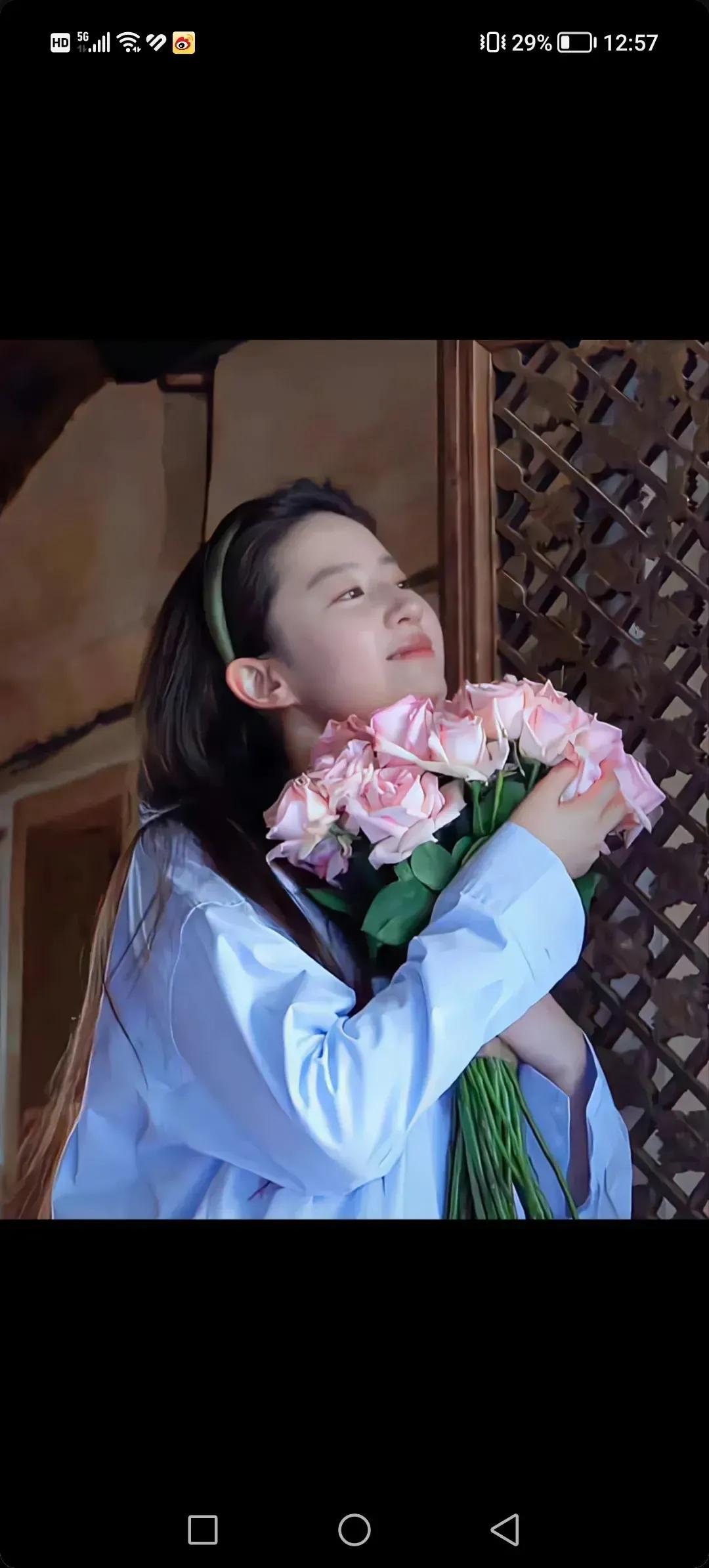 大家都说用了刘亦菲捧花的头像以后，运气突然变好了，面试通过升职加薪免房租，好事都