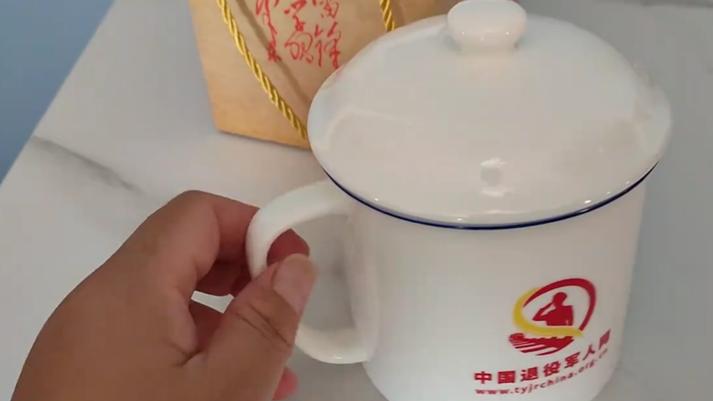 前段时间去贵州看望部队时的老班长，晚饭上他用部队的喝酒神器物——陶瓷大茶缸子，带