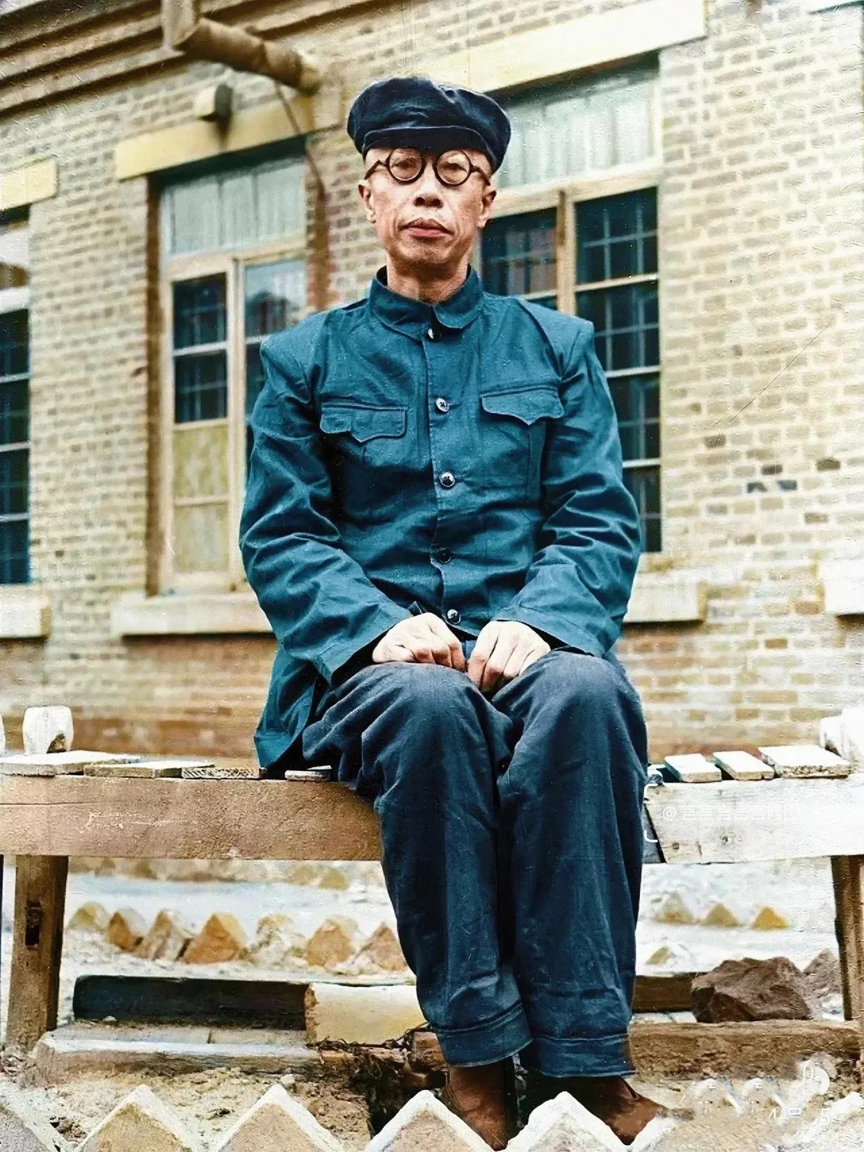 上世纪50年代，正在接受劳动改造的溥仪，身穿蓝色工人装，态度谦卑，怎么也想不到这