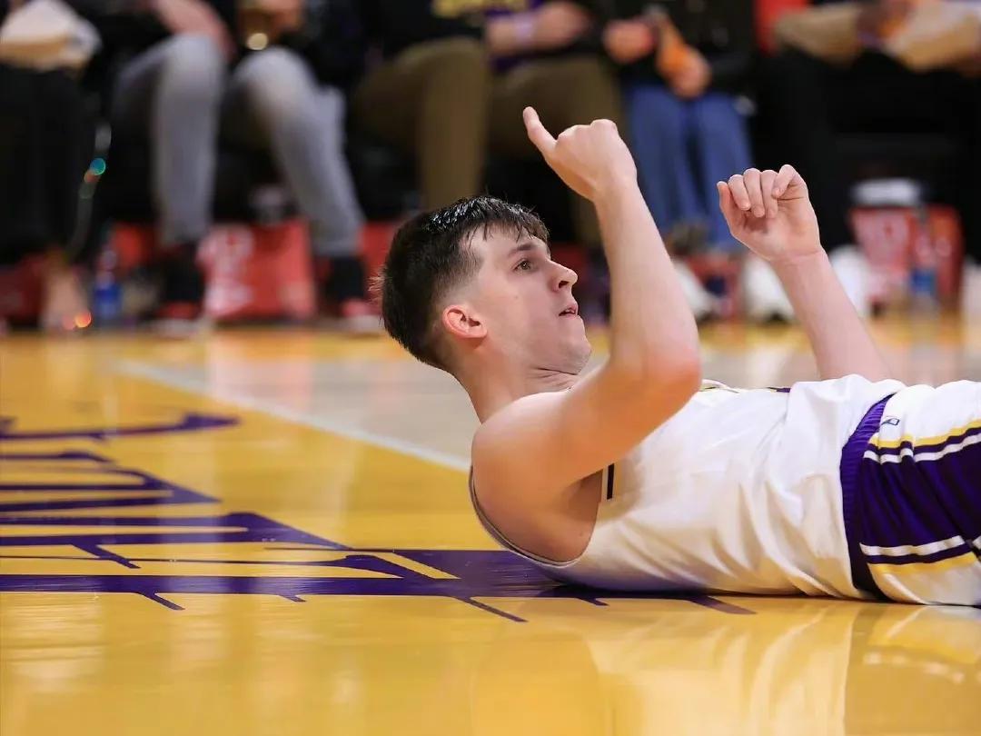 村曼巴打得像勒布朗 里夫斯35分詹姆斯称赞其强硬

NBA常规赛，湖人以111比