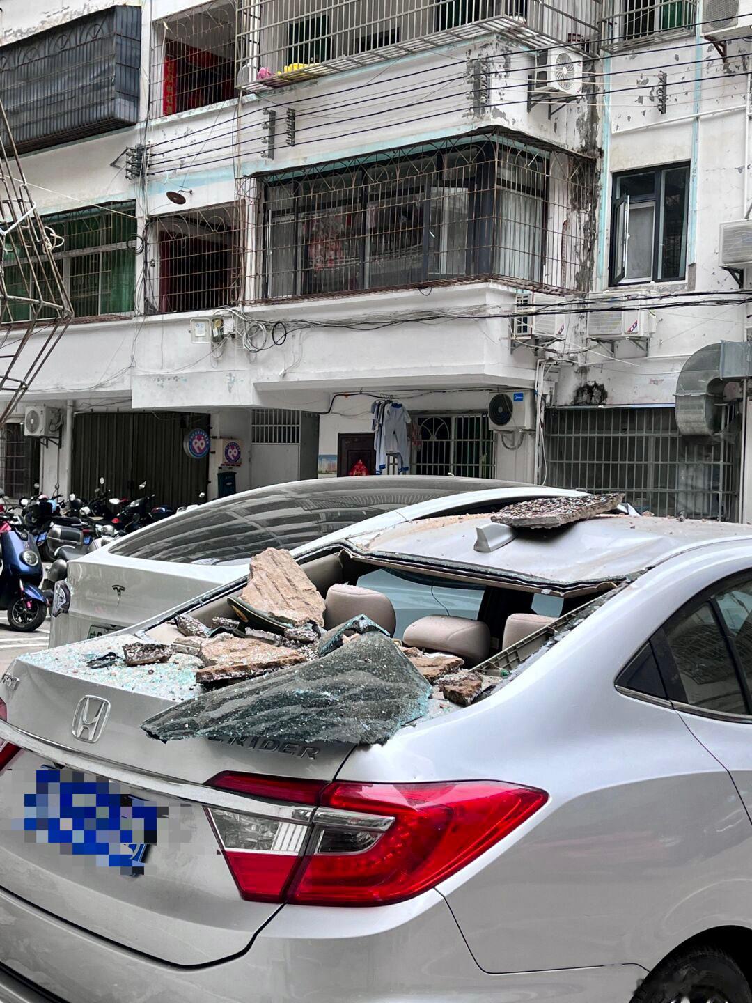 不懂就问车砸成这样保险赔么？老小区一大块墙砖砸下来了，这位车主真是倒霉…… ​​